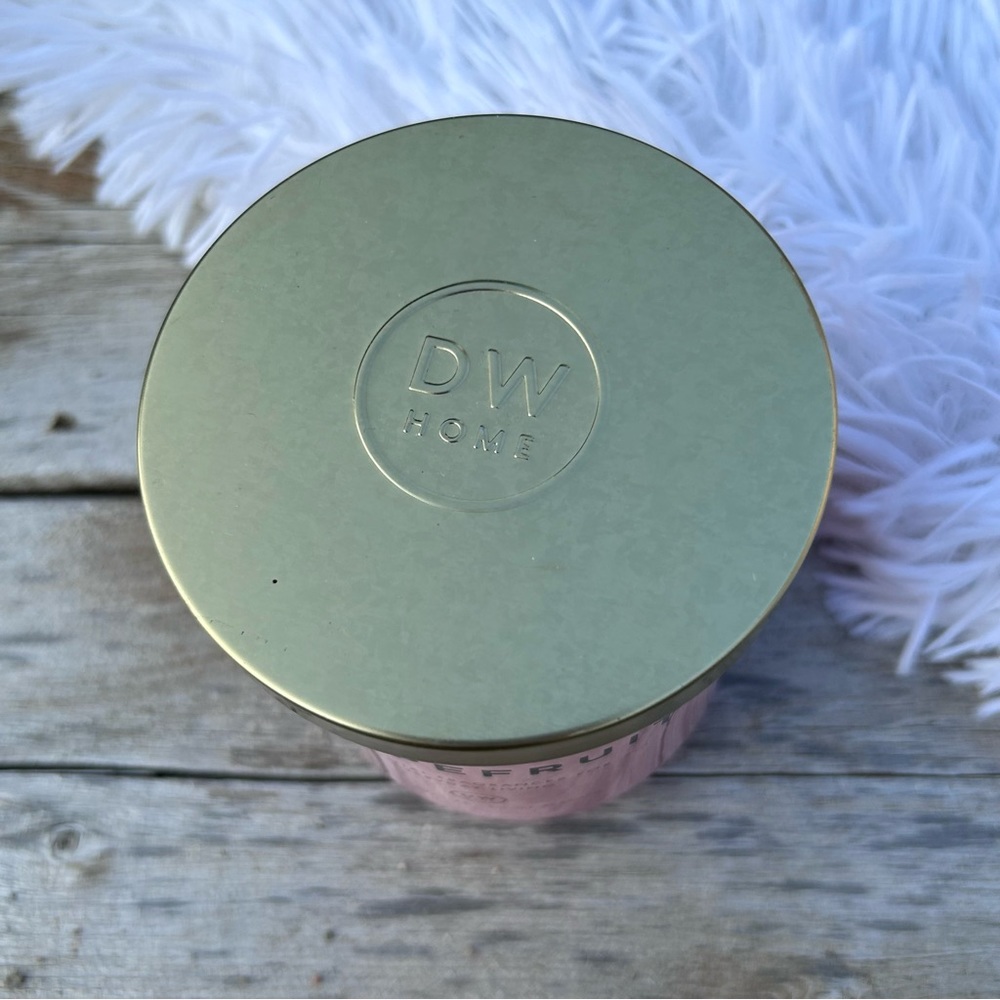 DW Home Grapefruit 9 oz Single Wick Pink Jarred Candle with Lid NEW - Picture 3 of 8